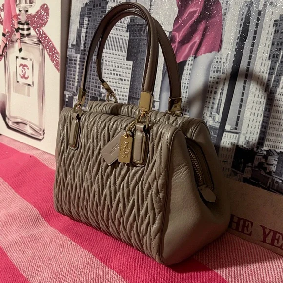 Coach Beige Quilted Handbag with Gold Chain - Picture 3 of 11